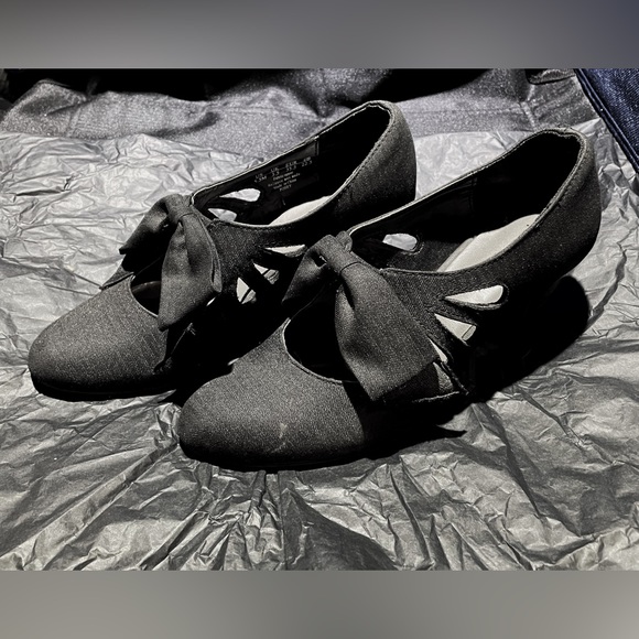 Naturalizer Bow Heels - Picture 5 of 5